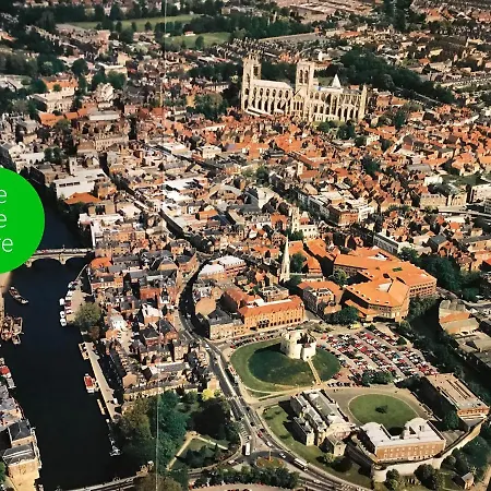 12 Emperors Wharf 아파트